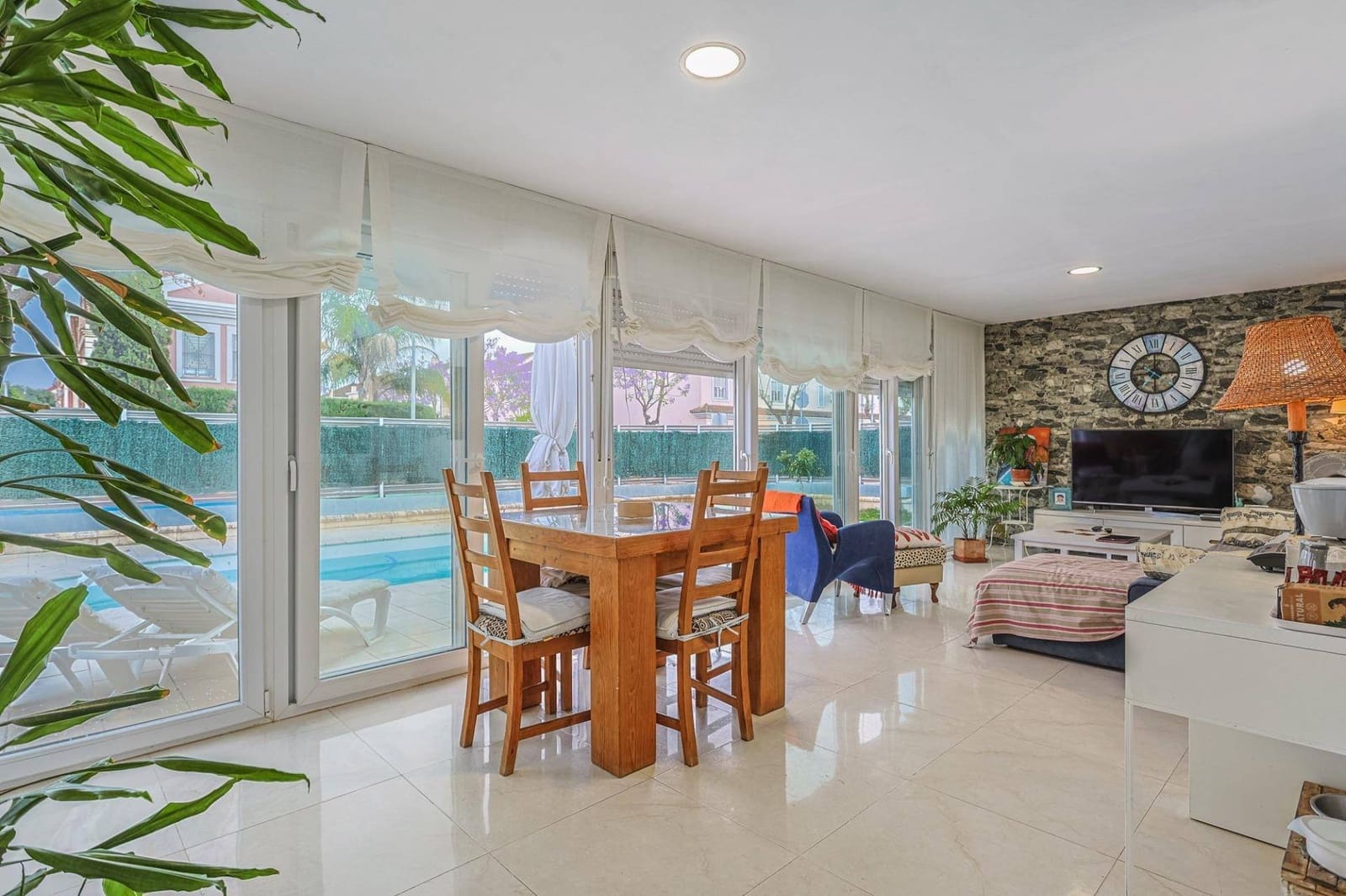 4 soveværelse Villa til salg i Montequinto med swimmingpool garage - € 669.000 (Ref: 9051038)