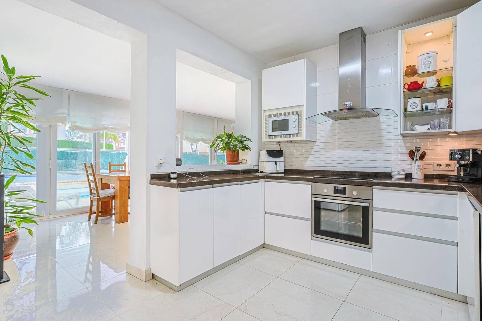 4 soveværelse Villa til salg i Montequinto med swimmingpool garage - € 669.000 (Ref: 9051038)