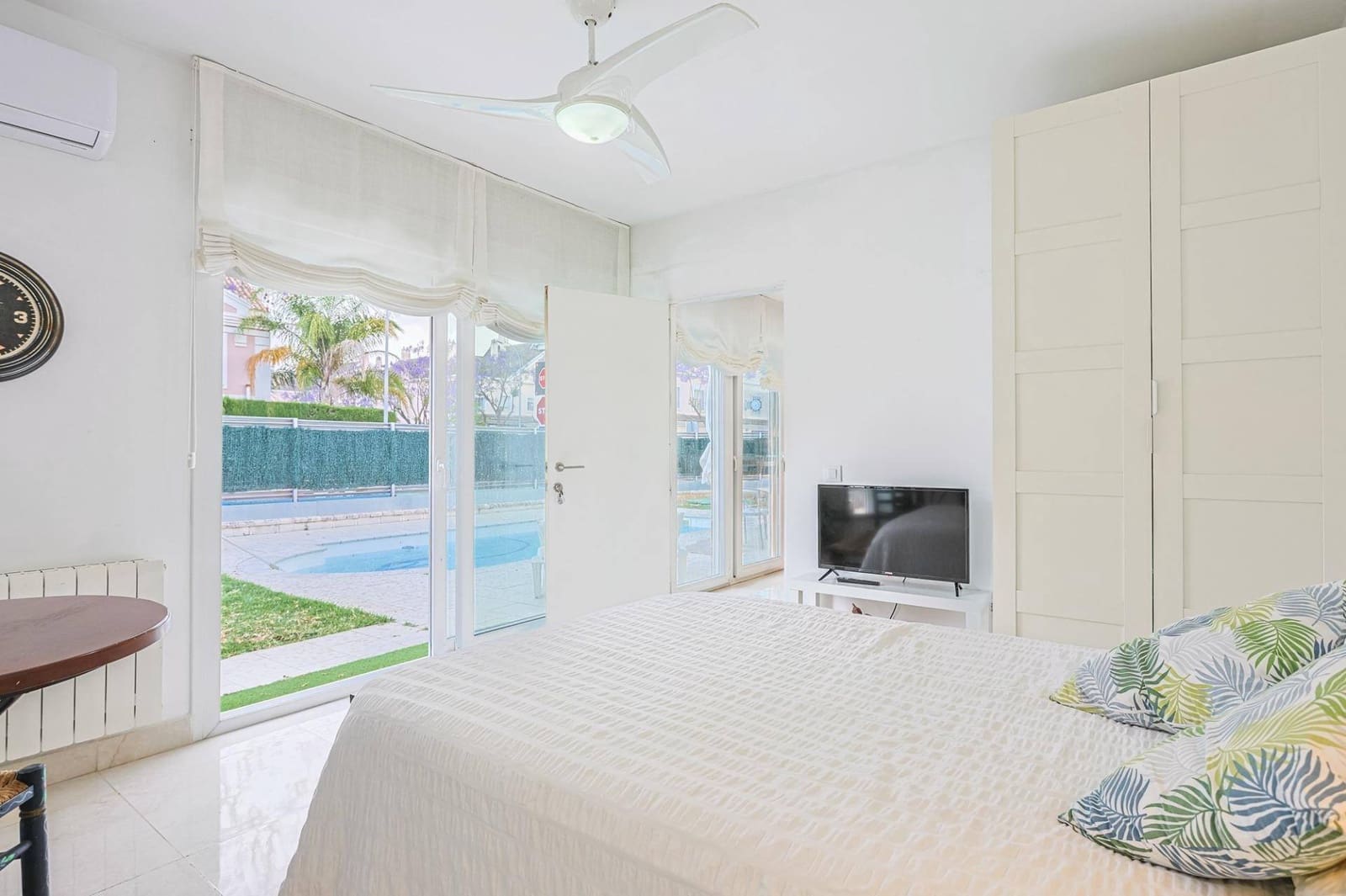 4 soveværelse Villa til salg i Montequinto med swimmingpool garage - € 669.000 (Ref: 9051038)