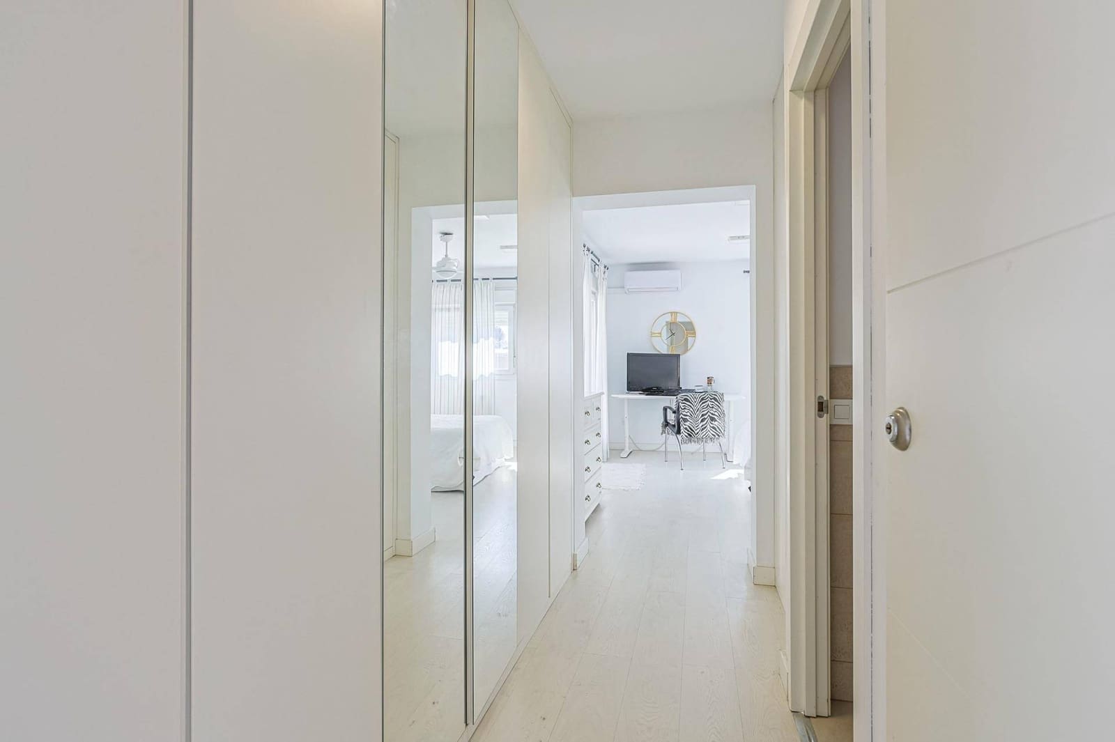 4 soveværelse Villa til salg i Montequinto med swimmingpool garage - € 669.000 (Ref: 9051038)