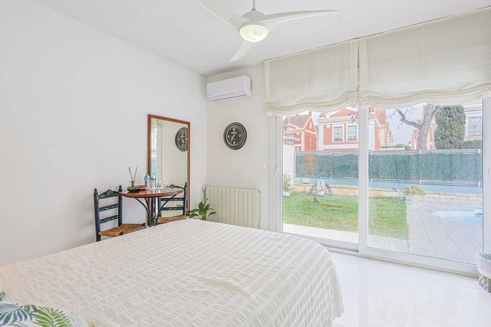 4 soveværelse Villa til salg i Montequinto med swimmingpool garage - € 669.000 (Ref: 9051038)