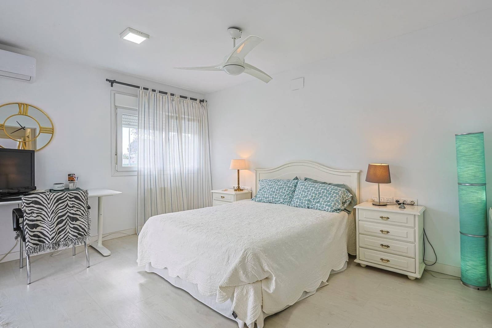 4 soveværelse Villa til salg i Montequinto med swimmingpool garage - € 669.000 (Ref: 9051038)