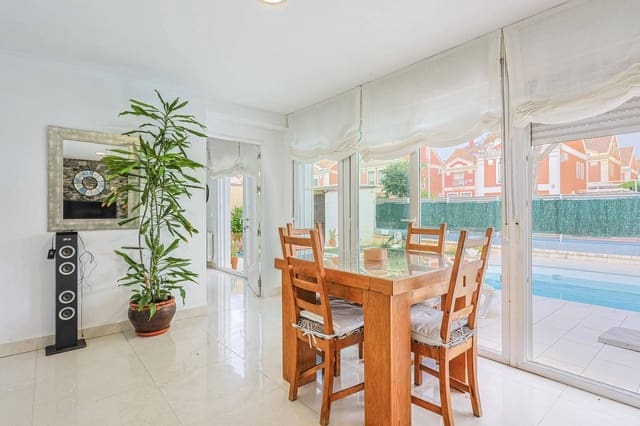 4 soverom Villa til salgs i Montequinto, Dos Hermanas med svømmebasseng garasje - € 669 000 (Ref: 9051038)