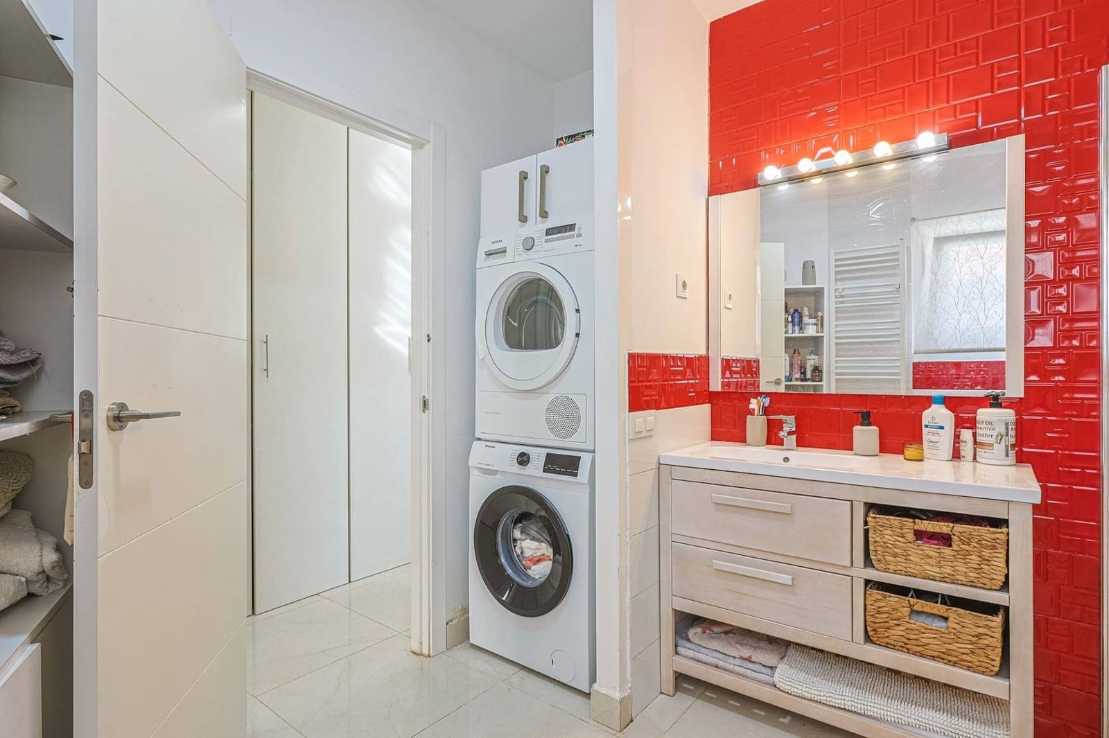 4 soveværelse Villa til salg i Montequinto med swimmingpool garage - € 669.000 (Ref: 9051038)