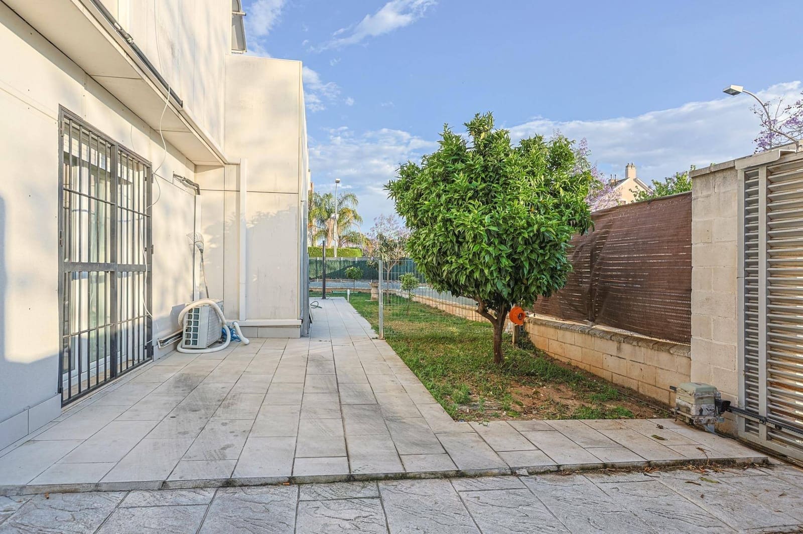 4 soveværelse Villa til salg i Montequinto med swimmingpool garage - € 669.000 (Ref: 9051038)