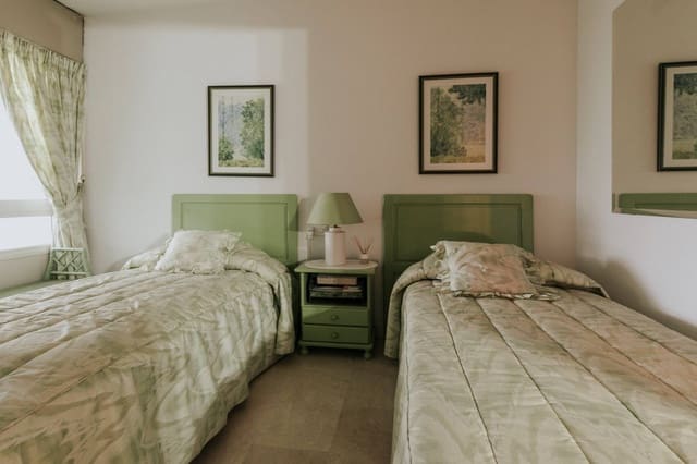 2 chambre Appartement à vendre à Puerto de Estepona, Estepona avec piscine garage - 350 000 € (Ref: 9114156)