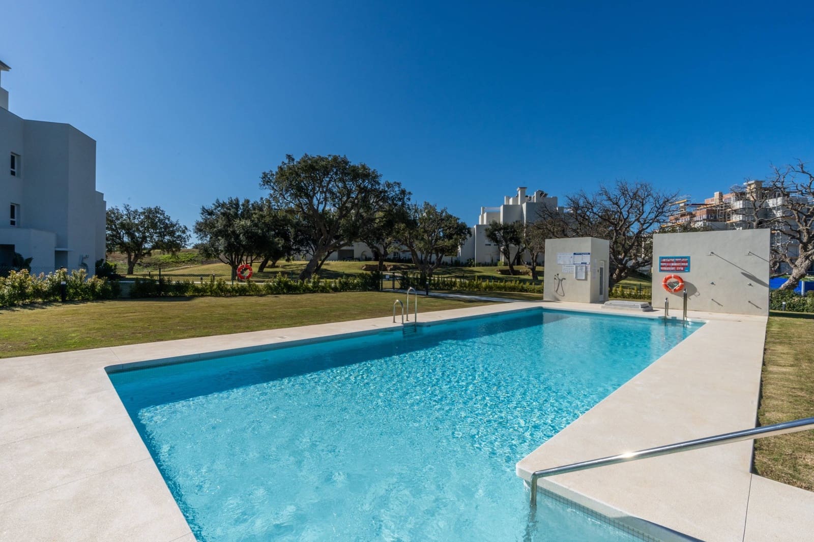 3 sypialnia Penthouse na sprzedaż w Sotogrande z basenem garażem - 665 000 € (Ref: 9117026)