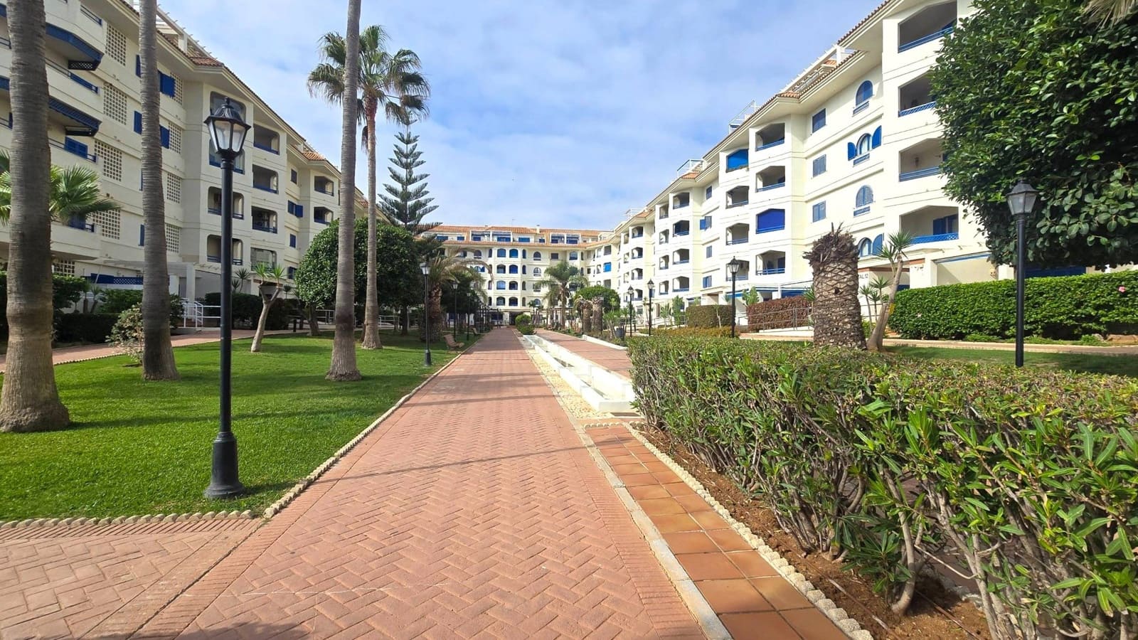 1 slaapkamer Strandappartement te koop in San Luis de Sabinillas met zwembad garage - € 250.000 (Ref: 9202450)