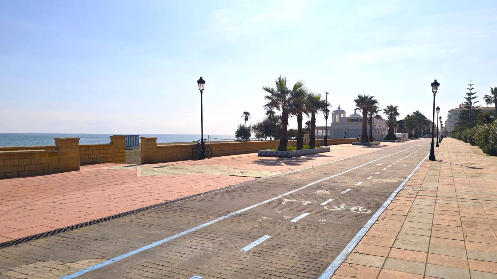 1 makuuhuone Ranta-asunto myytävänä paikassa San Luis de Sabinillas mukana uima-altaan 
autotalli - 250 000 € (Ref: 9202450)