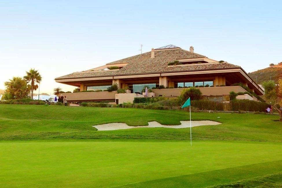 Ático de 3 habitaciones en Estepona en venta con piscina garaje - 450.000 € (Ref: 9347372)