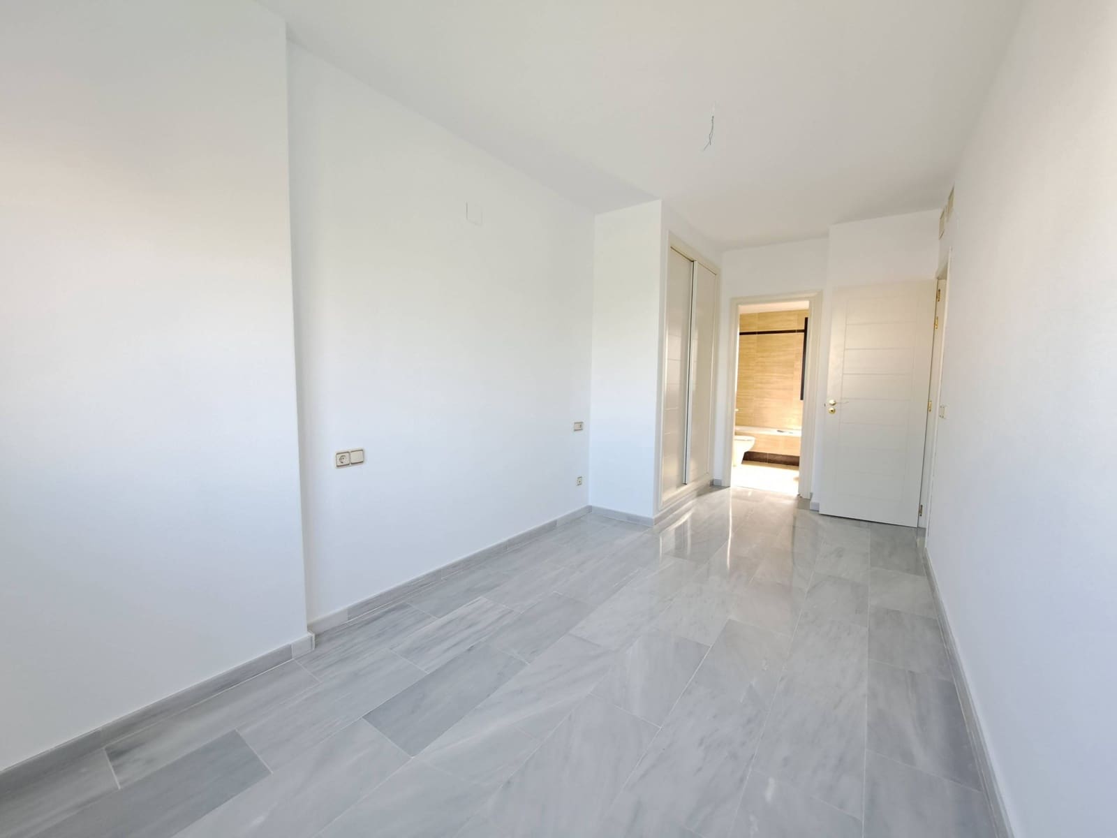 2 chambre Penthouse à vendre à Estepona avec piscine garage - 750 000 € (Ref: 9452148)