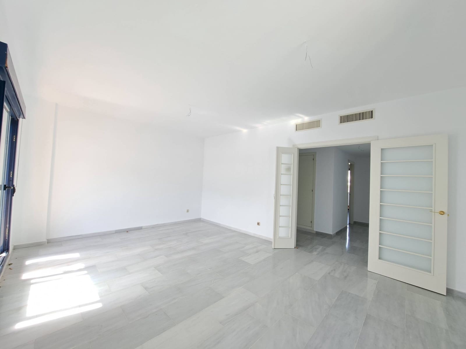 2 chambre Penthouse à vendre à Estepona avec piscine garage - 750 000 € (Ref: 9452148)