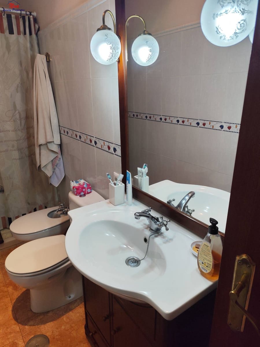 4 bedroom Terraced Villa for sale in Benacazon with garage - € 162,000 (Ref: 9481205)