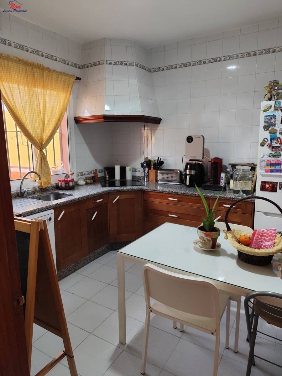 4 bedroom Terraced Villa for sale in Benacazon with garage - € 162,000 (Ref: 9481205)