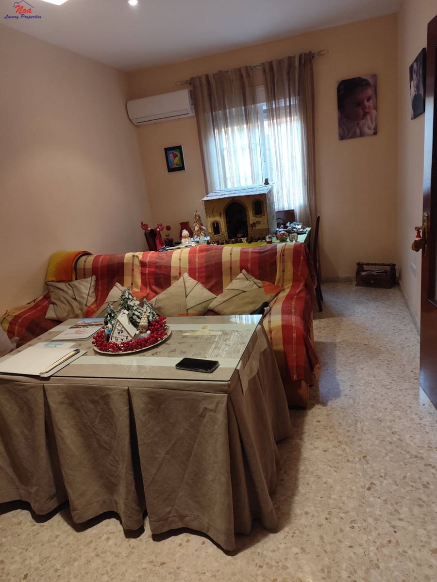 4 bedroom Terraced Villa for sale in Benacazon with garage - € 162,000 (Ref: 9481205)