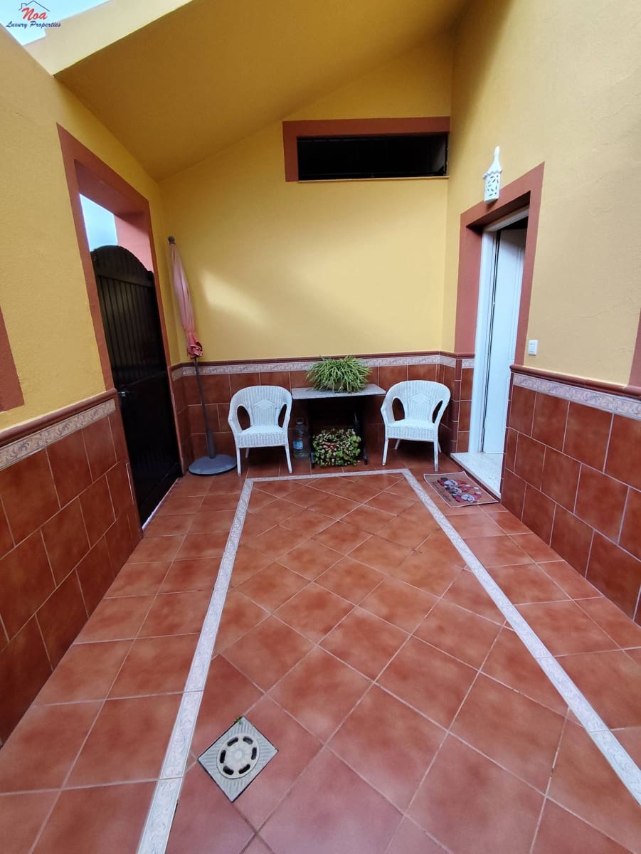 4 bedroom Terraced Villa for sale in Benacazon with garage - € 162,000 (Ref: 9481205)