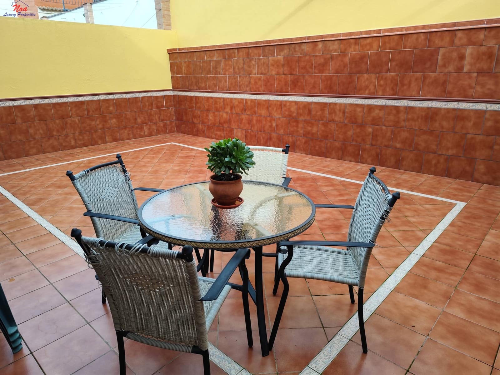 4 bedroom Terraced Villa for sale in Benacazon with garage - € 162,000 (Ref: 9481205)