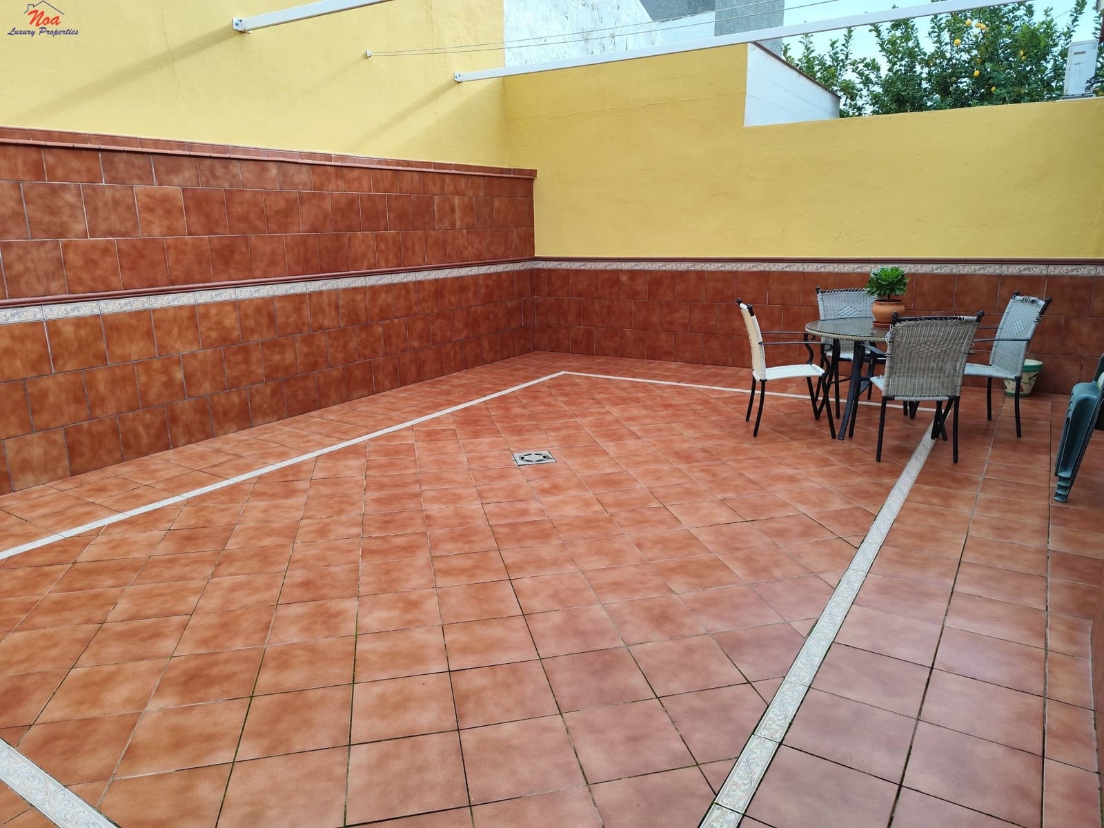 4 bedroom Terraced Villa for sale in Benacazon with garage - € 162,000 (Ref: 9481205)