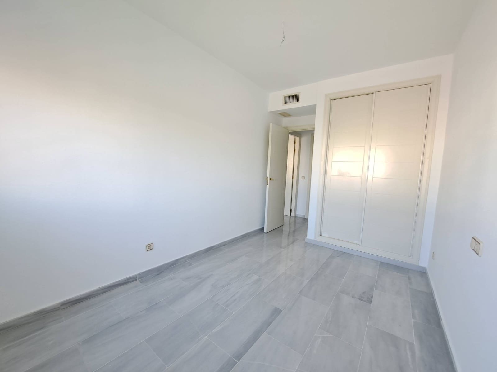 2 Zimmer Penthouse zu vermieten in Estepona mit Pool Garage - 1.800 € (Ref: 9543658)