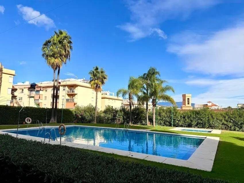 Apartamento de 2 habitaciones en Estepona en venta con piscina garaje - 365.000 € (Ref: 9565270)