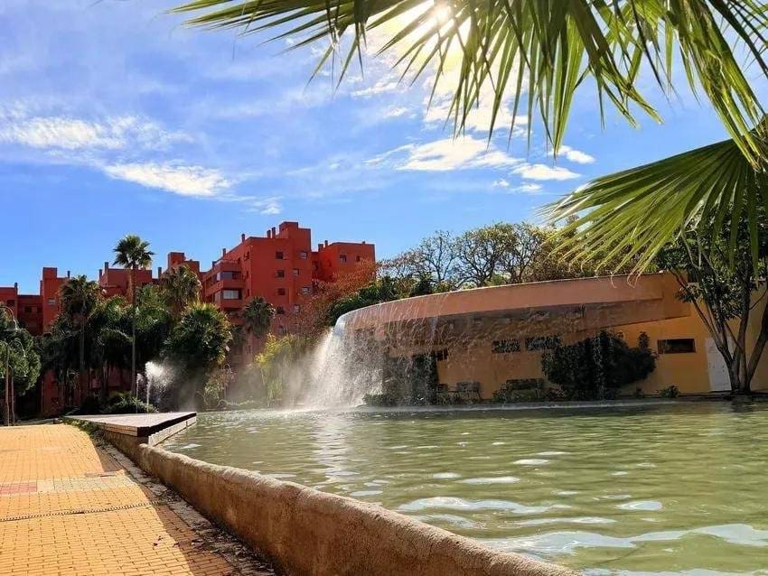 Apartamento de 2 habitaciones en Estepona en venta con piscina garaje - 365.000 € (Ref: 9565270)