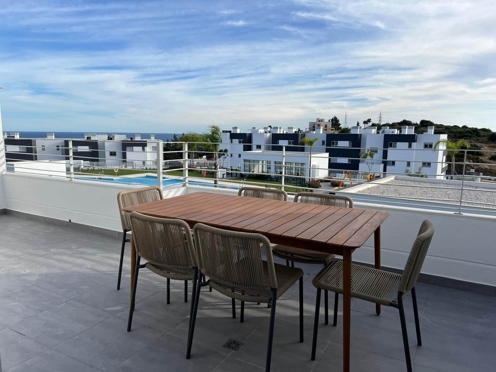 3 soverom Leilighet til salgs i Estepona med svømmebasseng garasje - € 438 000 (Ref: 9659465)