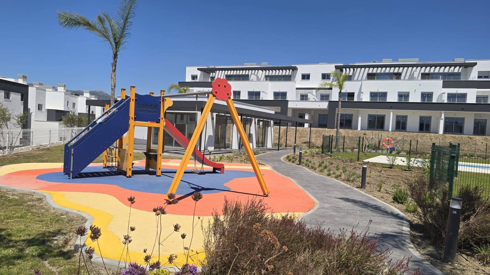 3 soverom Leilighet til salgs i Estepona med svømmebasseng garasje - € 438 000 (Ref: 9659465)