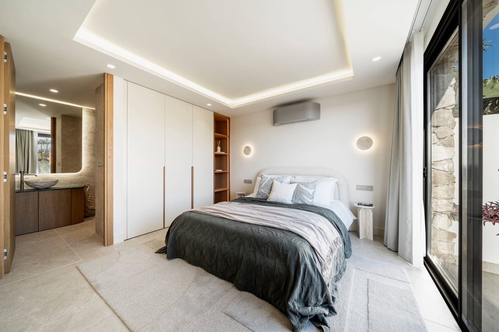 5 bedroom Villa for sale in Nueva Andalucia with garage - € 2,475,000 (Ref: 9677512)