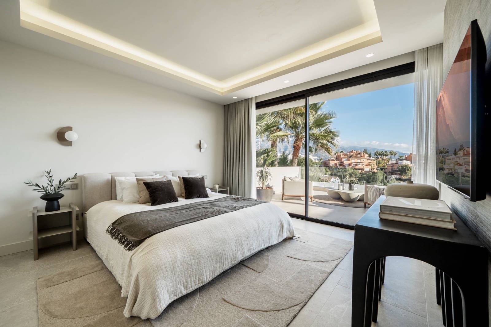 5 bedroom Villa for sale in Nueva Andalucia with garage - € 2,475,000 (Ref: 9677512)