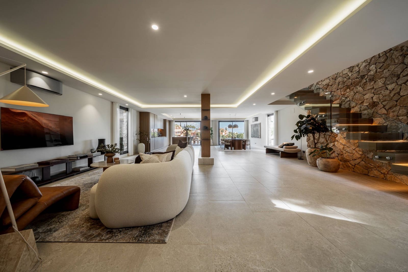 5 bedroom Villa for sale in Nueva Andalucia with garage - € 2,475,000 (Ref: 9677512)