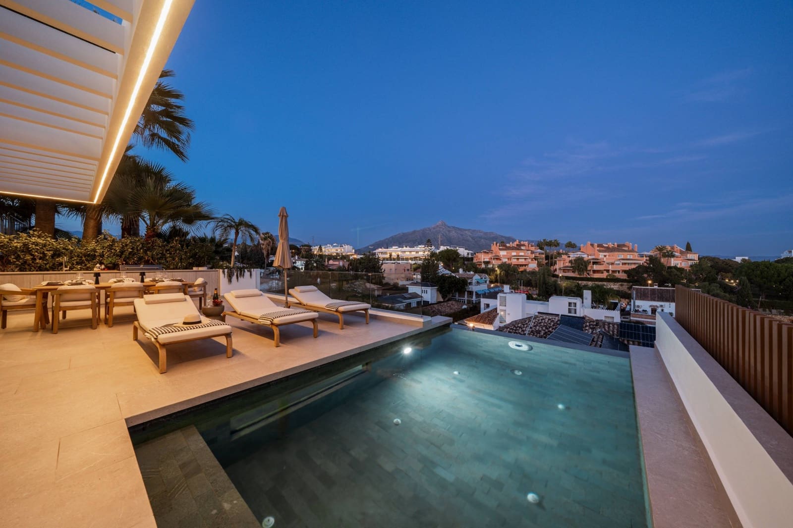 5 bedroom Villa for sale in Nueva Andalucia with garage - € 2,475,000 (Ref: 9677512)