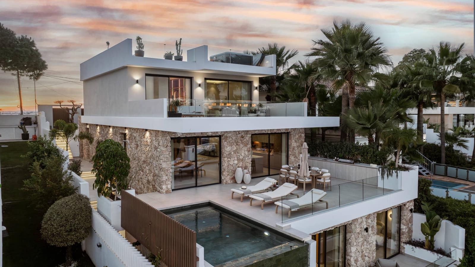 5 bedroom Villa for sale in Nueva Andalucia with garage - € 2,475,000 (Ref: 9677512)