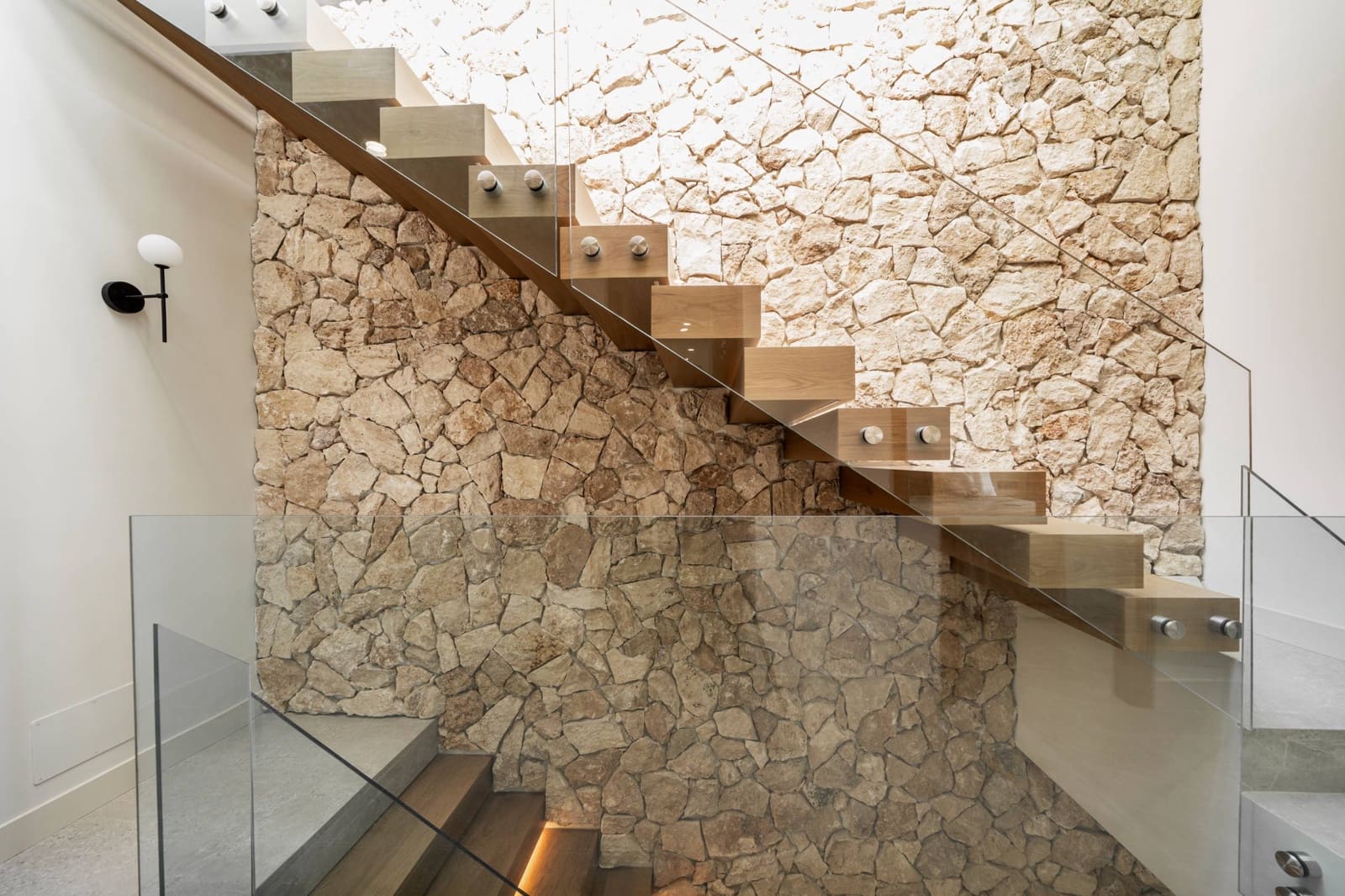 5 bedroom Villa for sale in Nueva Andalucia with garage - € 2,475,000 (Ref: 9677512)