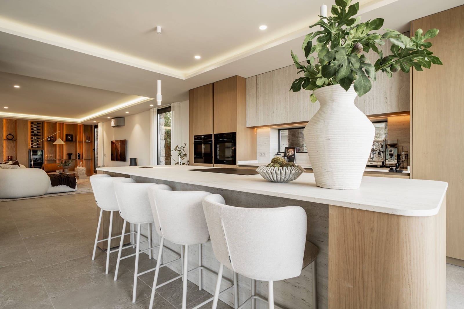 5 bedroom Villa for sale in Nueva Andalucia with garage - € 2,475,000 (Ref: 9677512)