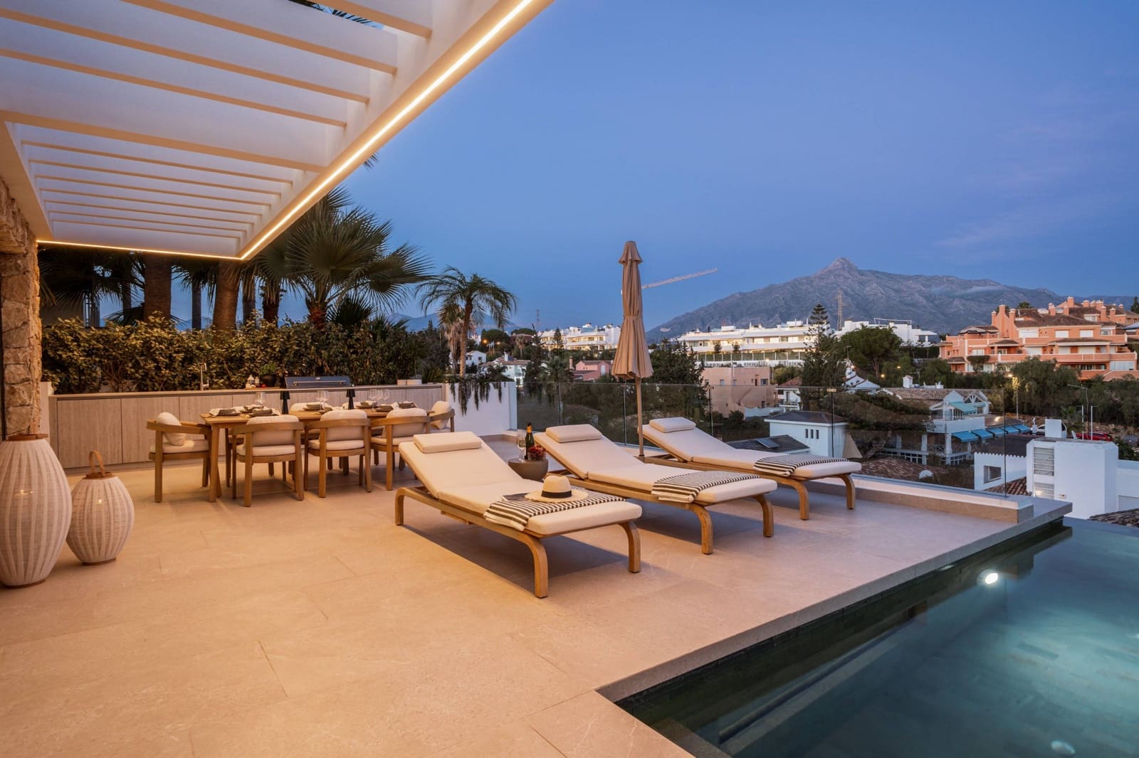 5 bedroom Villa for sale in Nueva Andalucia with garage - € 2,475,000 (Ref: 9677512)