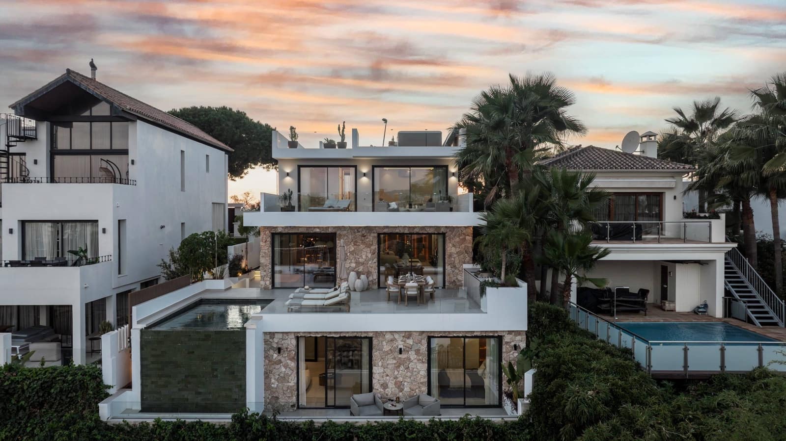 5 bedroom Villa for sale in Nueva Andalucia with garage - € 2,475,000 (Ref: 9677512)