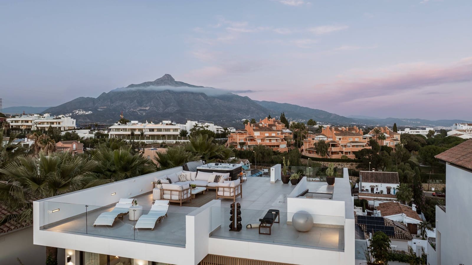 5 bedroom Villa for sale in Nueva Andalucia with garage - € 2,475,000 (Ref: 9677512)