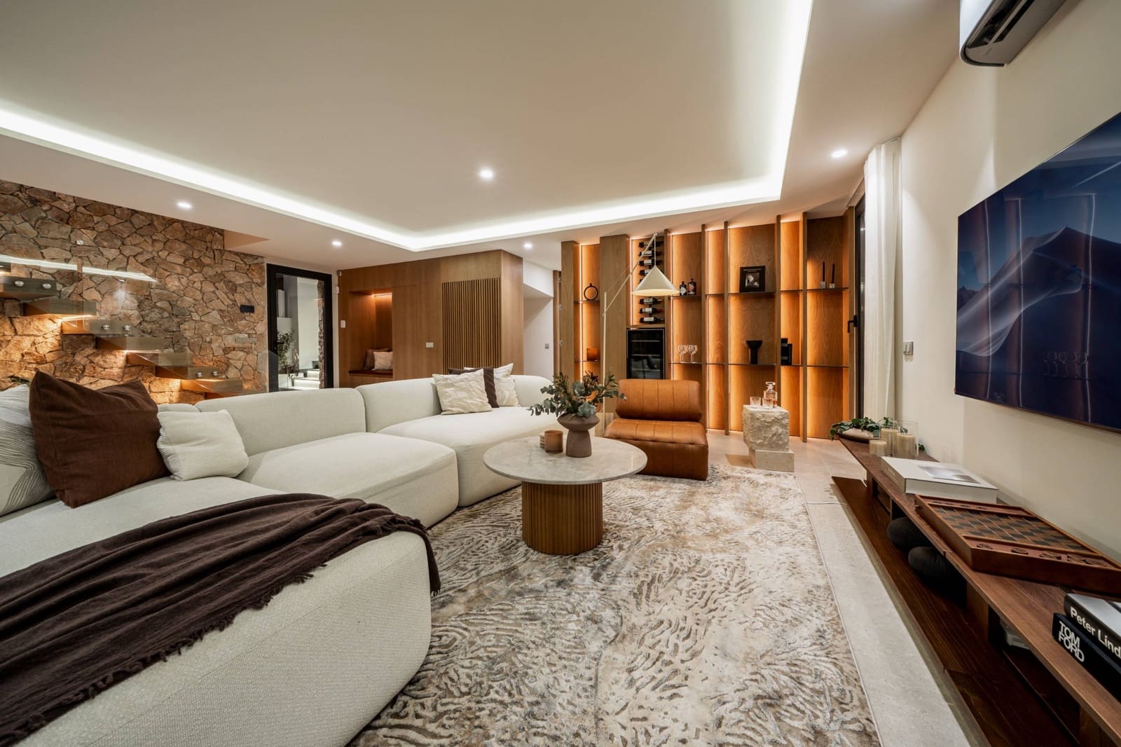 5 bedroom Villa for sale in Nueva Andalucia with garage - € 2,475,000 (Ref: 9677512)