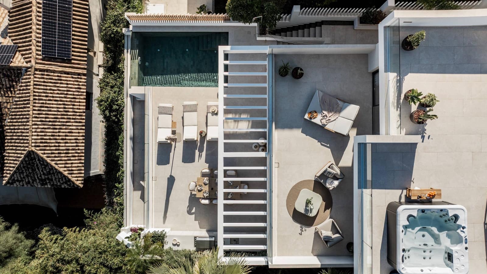 5 bedroom Villa for sale in Nueva Andalucia with garage - € 2,475,000 (Ref: 9677512)