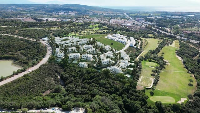 3 soverom Rekkehus til salgs i Sotogrande, San Roque med svømmebasseng garasje - € 954 000 (Ref: 9738584)