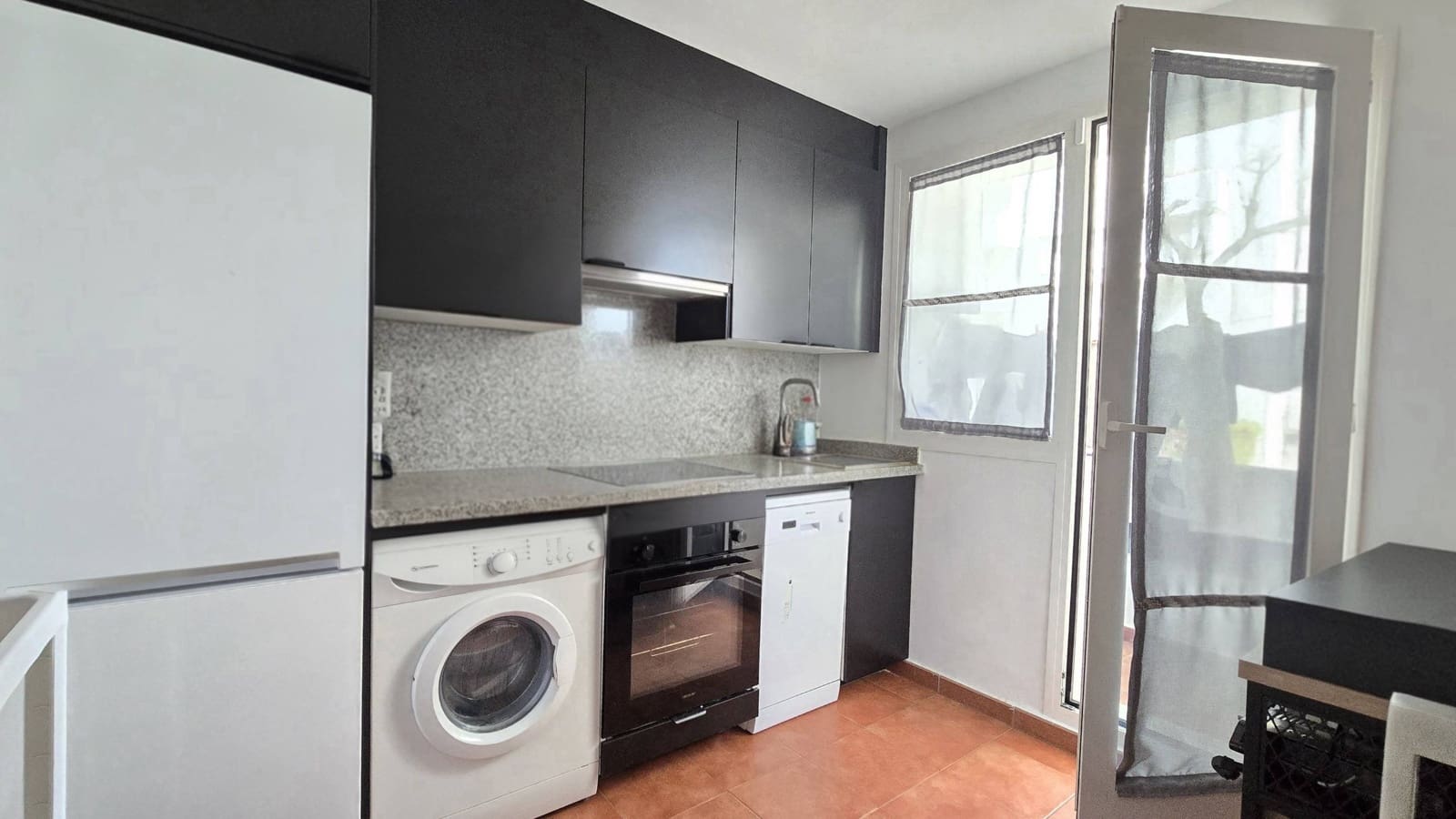 3 makuuhuone Huoneisto myytävänä paikassa Estepona mukana uima-altaan 
autotalli - 318 000 € (Ref: 9806508)