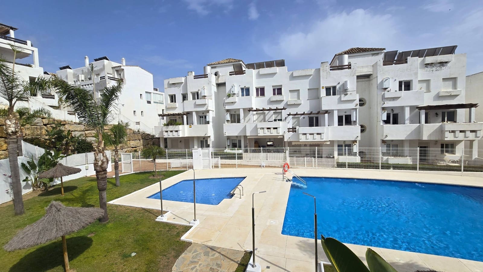 3 makuuhuone Huoneisto myytävänä paikassa Estepona mukana uima-altaan 
autotalli - 318 000 € (Ref: 9806508)