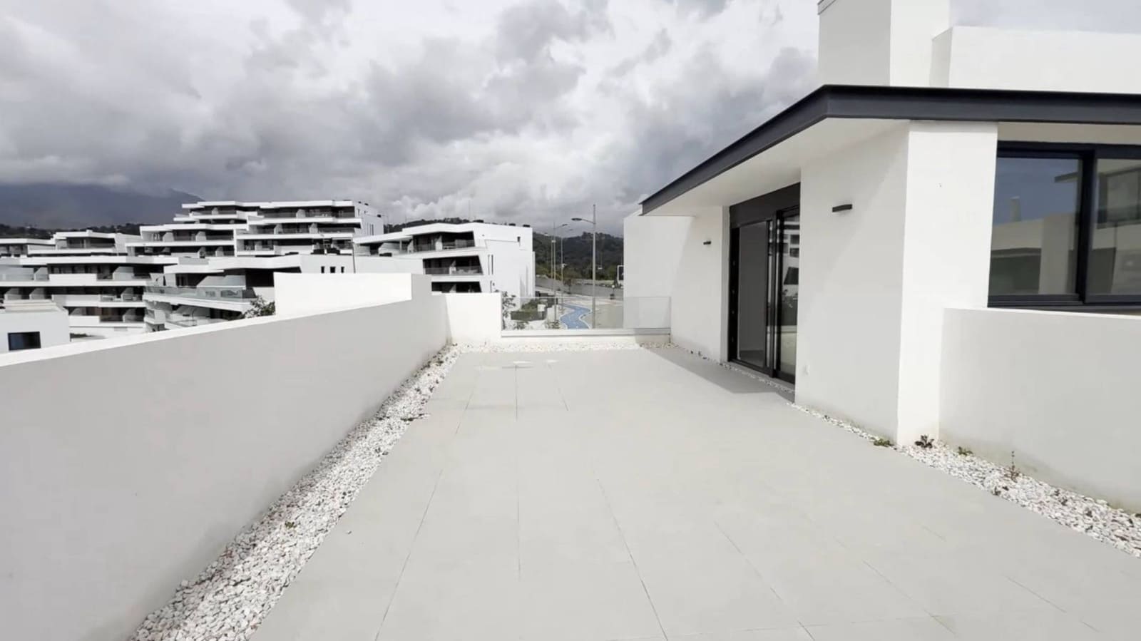 Ático de 2 habitaciones en Estepona en venta con piscina garaje - 575.000 € (Ref: 9822949)