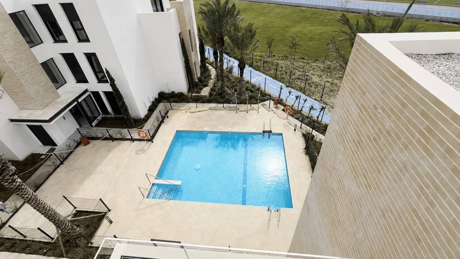 Ático de 2 habitaciones en Estepona en venta con piscina garaje - 575.000 € (Ref: 9822949)