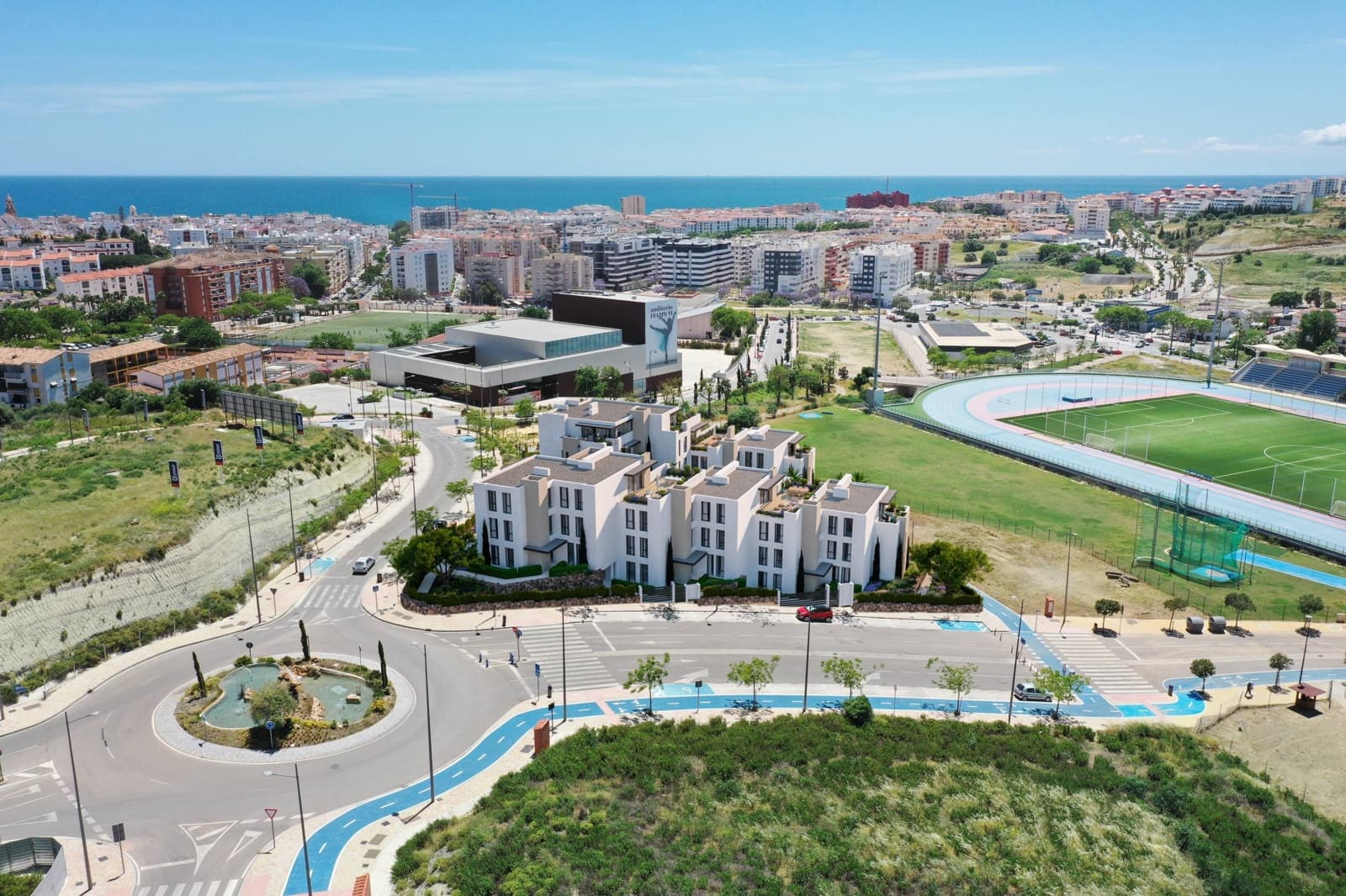 Ático de 2 habitaciones en Estepona en venta con piscina garaje - 575.000 € (Ref: 9822949)