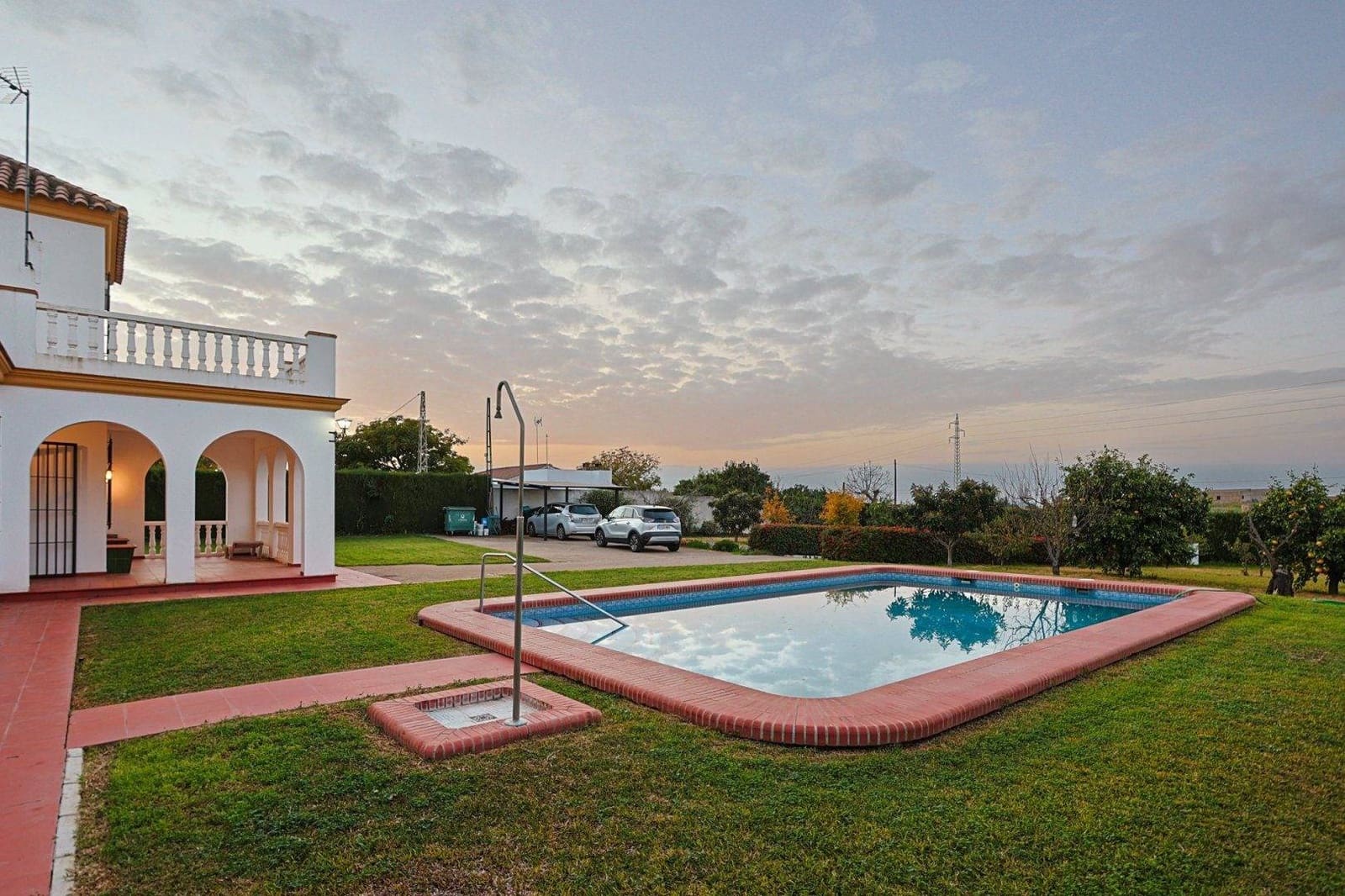 5 Zimmer Villa zu verkaufen in Sanlucar la Mayor mit Pool Garage - 369.990 € (Ref: 9855490)