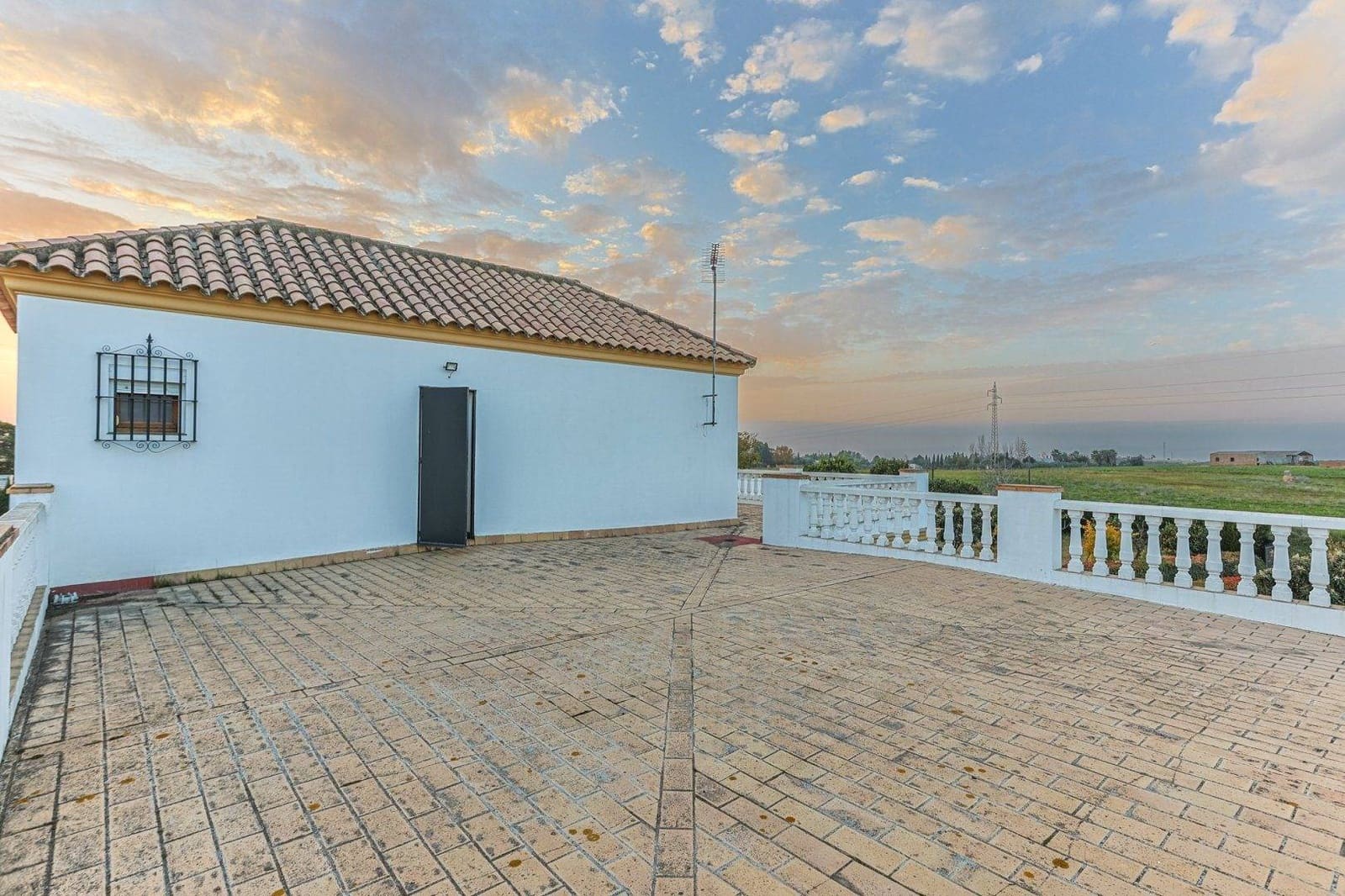 5 Zimmer Villa zu verkaufen in Sanlucar la Mayor mit Pool Garage - 369.990 € (Ref: 9855490)