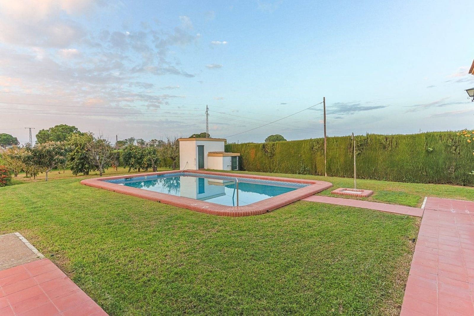 5 Zimmer Villa zu verkaufen in Sanlucar la Mayor mit Pool Garage - 369.990 € (Ref: 9855490)