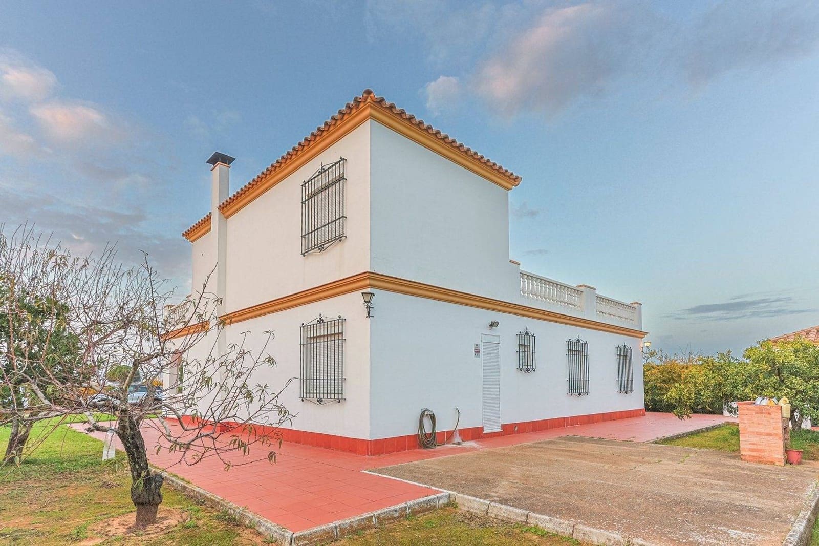 5 Zimmer Villa zu verkaufen in Sanlucar la Mayor mit Pool Garage - 369.990 € (Ref: 9855490)