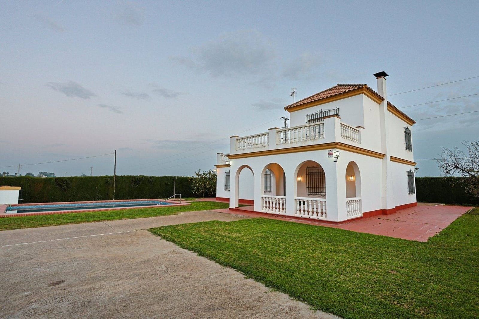 5 Zimmer Villa zu verkaufen in Sanlucar la Mayor mit Pool Garage - 369.990 € (Ref: 9855490)